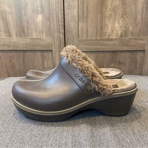 Crocs women's 9 Cobbler Eva brown with faux fur lining clogs